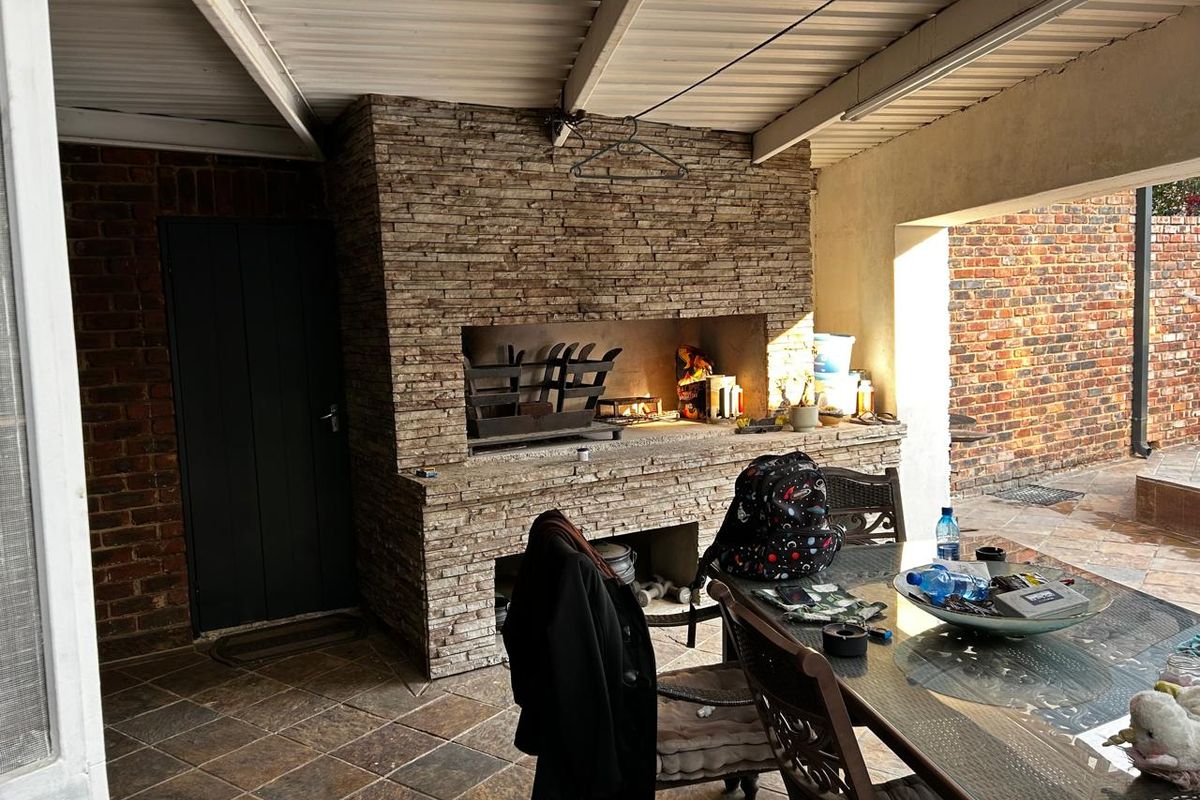 Charming 4-Bed Home in Quiet Old Vaalpark - Photo 3