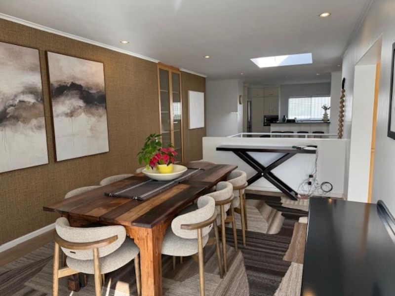 Stylish , Sunny , Home with Views - Photo 3