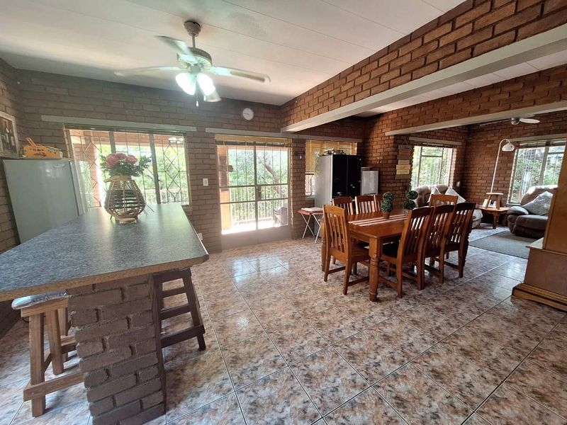 Spacious 4-bed Oasis with Stunning Mountain Views - Photo 4