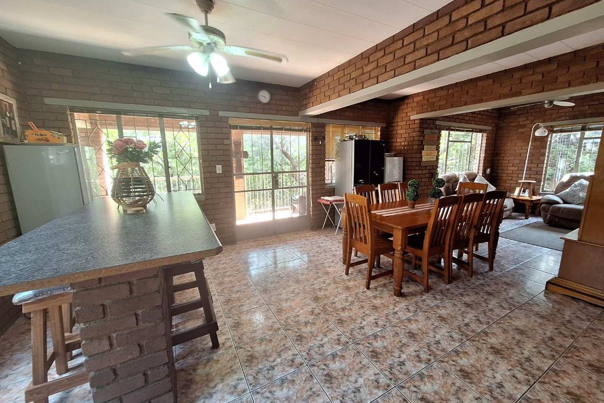 Spacious 4-bed Oasis with Stunning Mountain Views - Photo 4