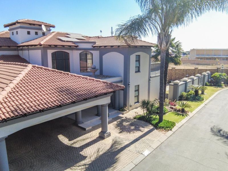 Exquisite Family Home in Monte Cristo - Photo 3