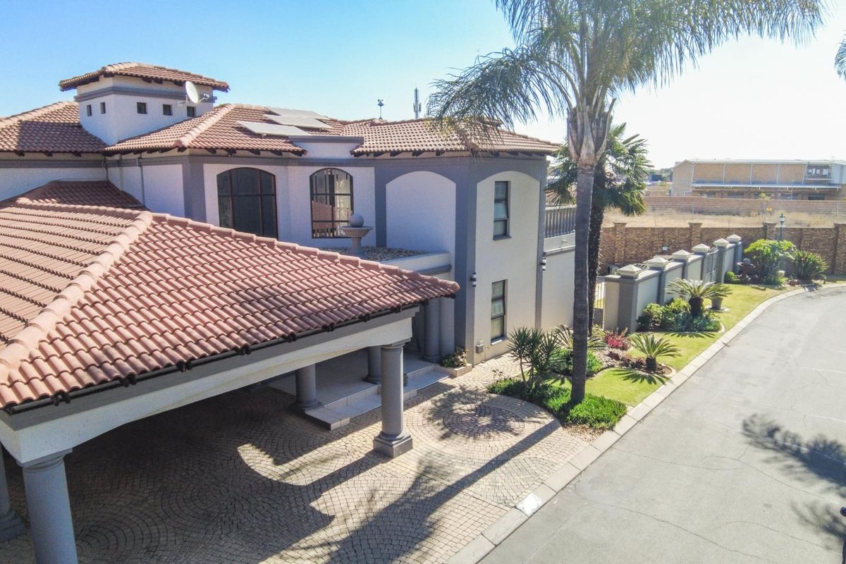 Exquisite Family Home in Monte Cristo - Photo 3