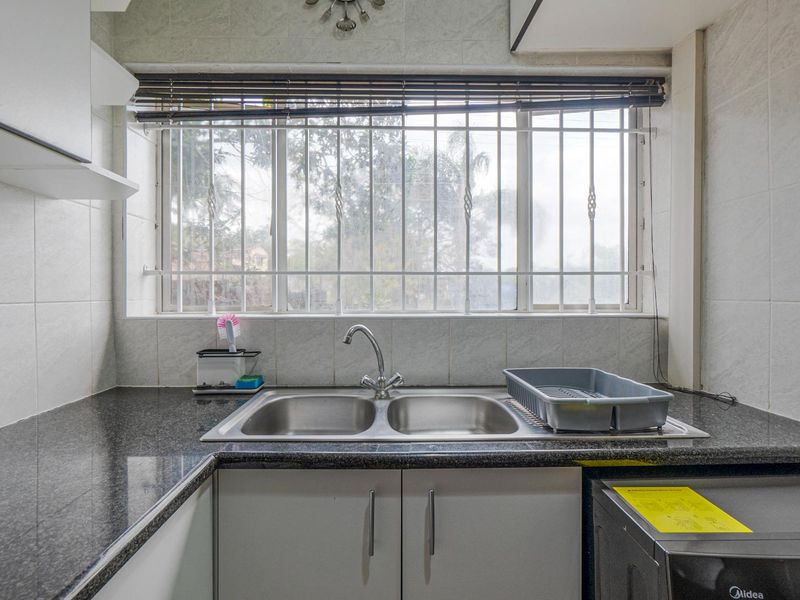 Spacious with distant sea views - Photo 9