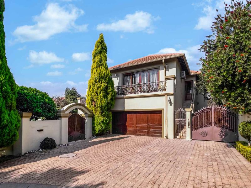 DESIRABLE MOVE-IN READY FAMILY HOME - NESTLED IN THE QUIET HAWTHORN VILLAGE ESTATE