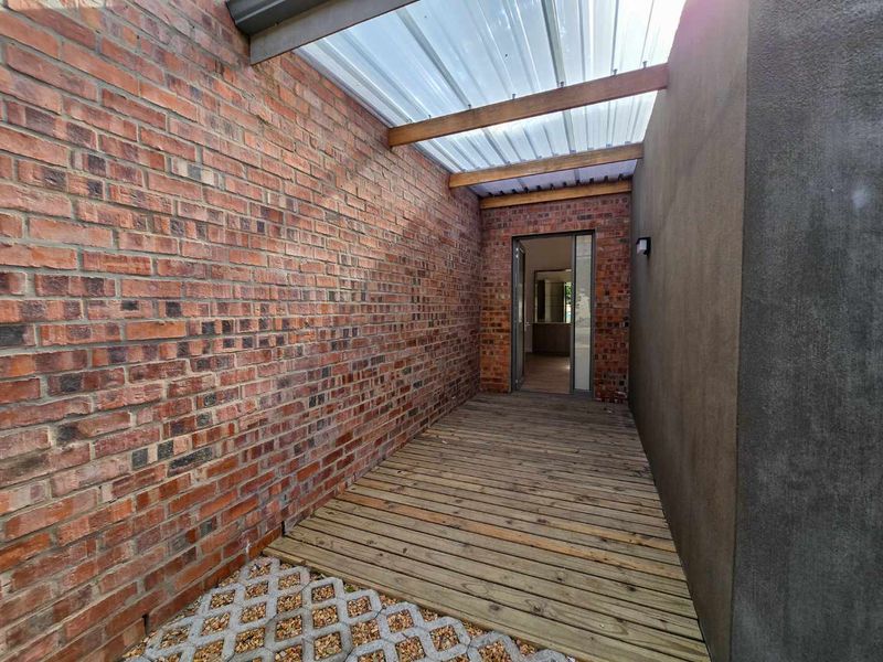 Modern 3 Bedroom townhouse for sale in Stilbaai-Wes. - Photo 2