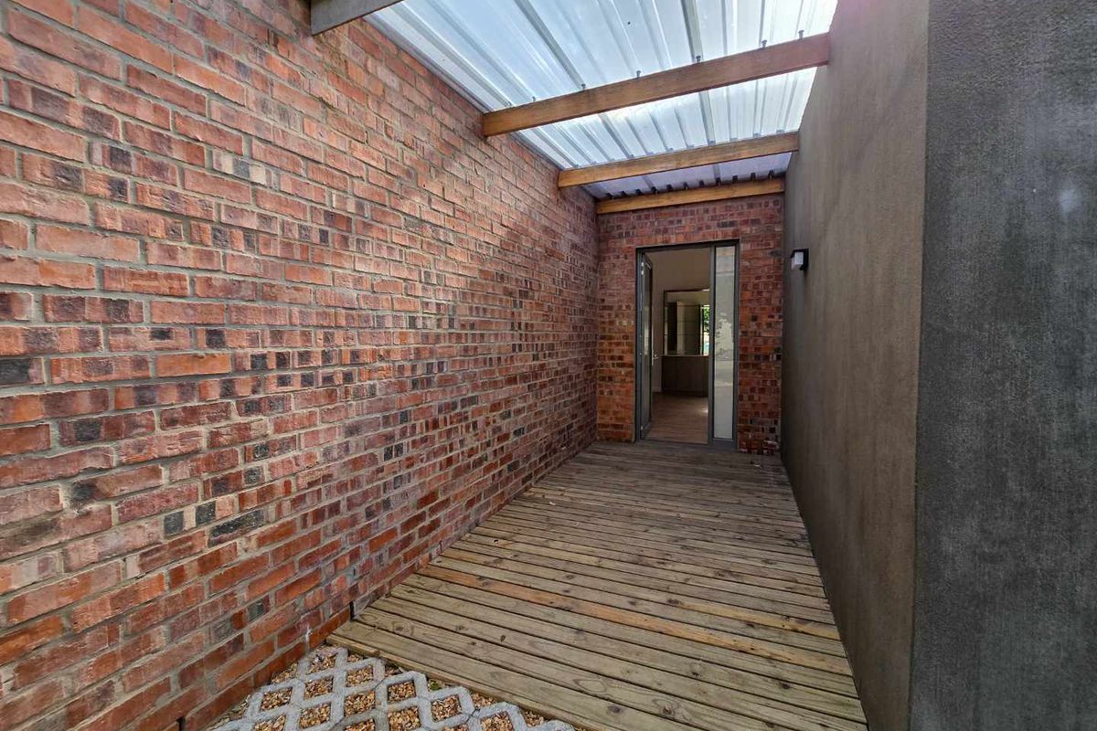 Modern 3 Bedroom townhouse for sale in Stilbaai-Wes. - Photo 2