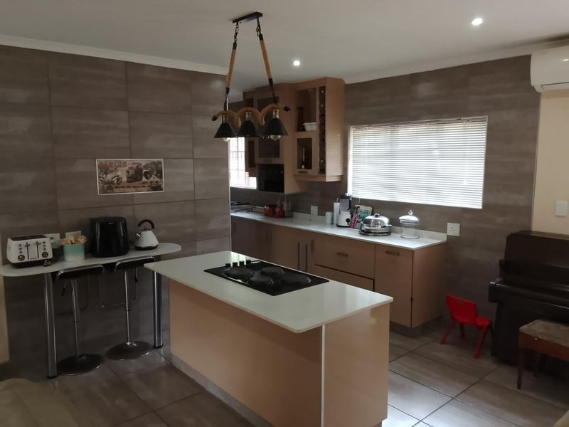 🏡 MODERN 3-BEDROOM TOWNHOUSE FOR SALE | CHASE VALLEY - Photo 10