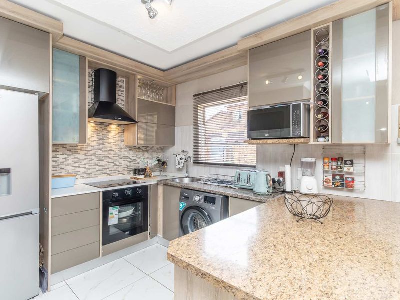 Modern, Pet-Friendly 3BR Townhouse with Garage & private Garden in Honeypark - Photo 9
