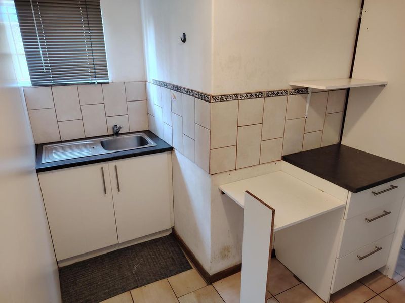Two-bedroom garden cottage with separate entrance - Photo 3