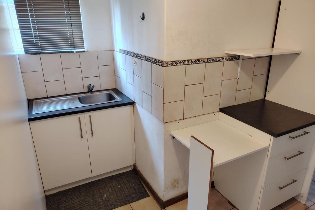Two-bedroom garden cottage with separate entrance - Photo 3