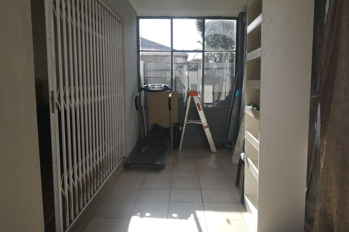 Spacious Family Home with Garden & Prime Location! - Photo 5