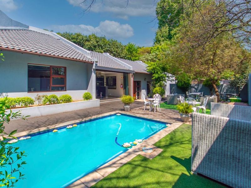 Elegant seven bedroomed house for sale in Houghton - Photo 2