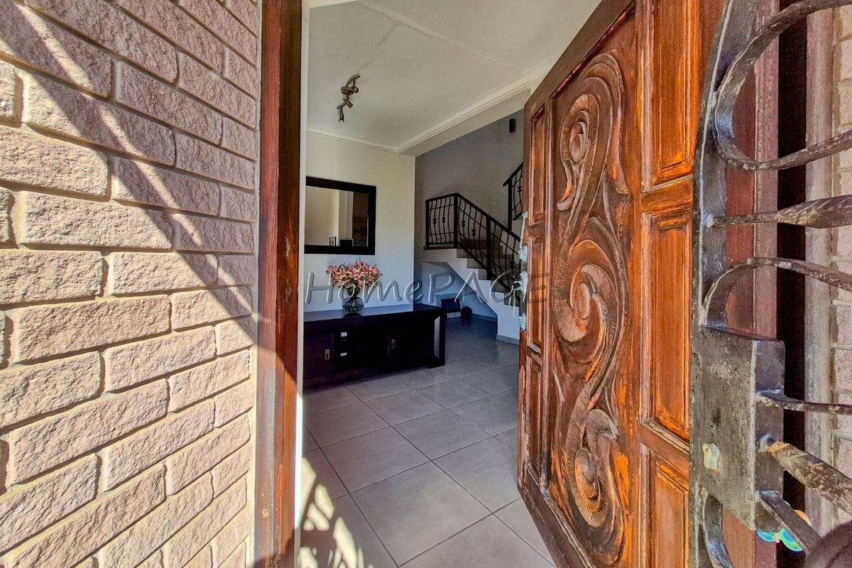 Meersig, Walvis Bay:  Large Home close to Lagoon is for Sale - Photo 4