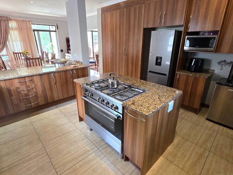 Immaculate 4 Bedroom Family Home In Leloko - Photo 4