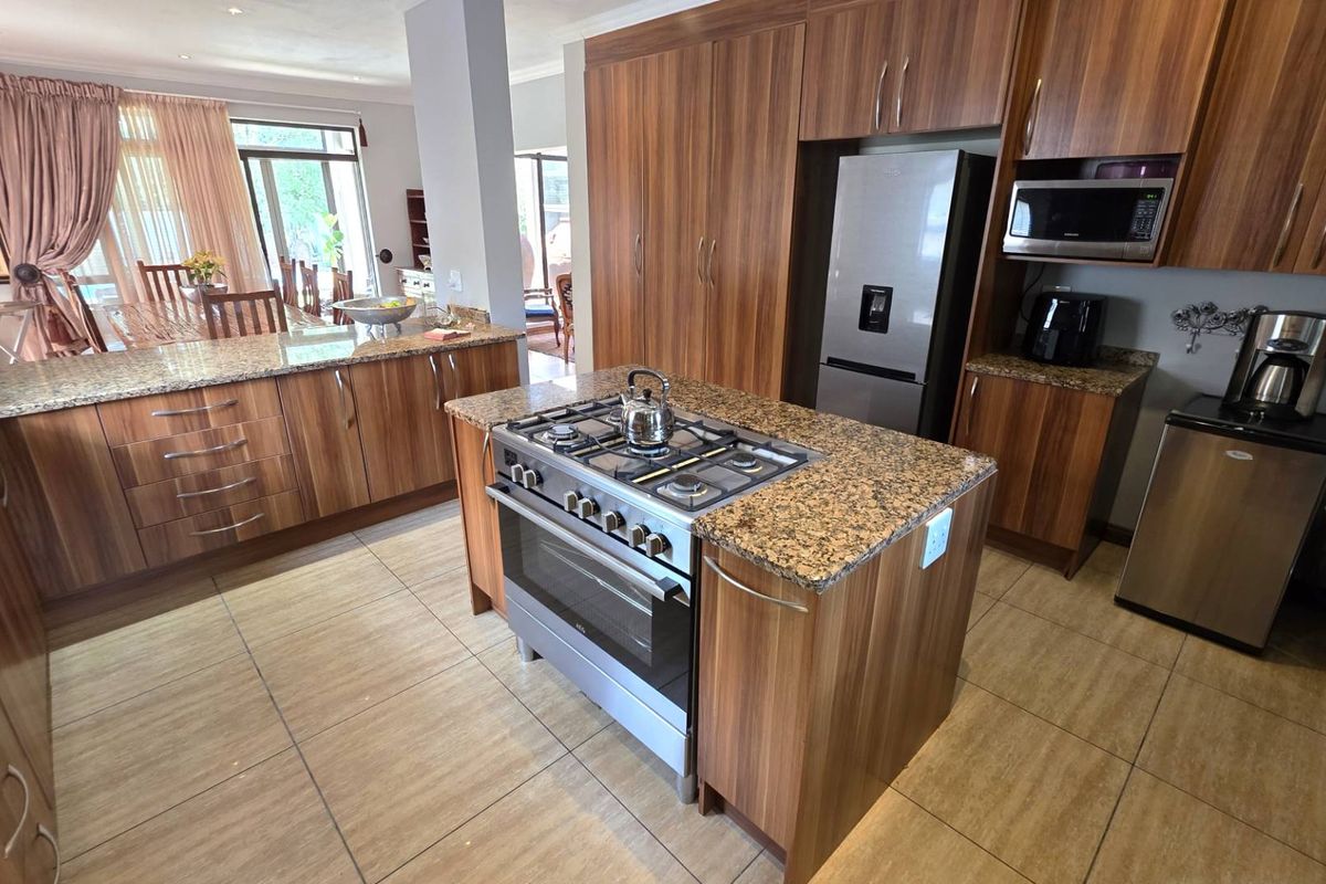 Immaculate 4 Bedroom Family Home In Leloko - Photo 4