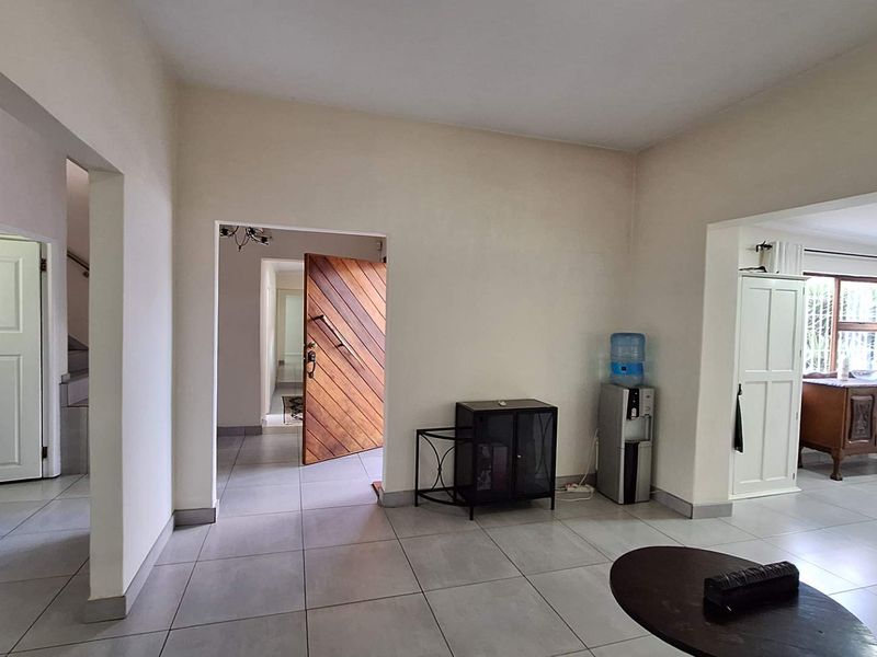 Beautiful 5 Bedroom Home With Cottage - Photo 8