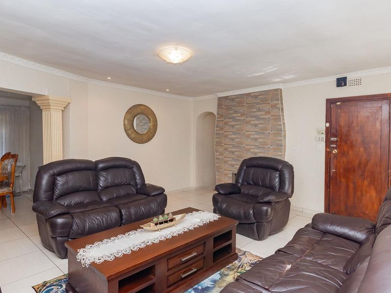 Stylish Family Home - Photo 7