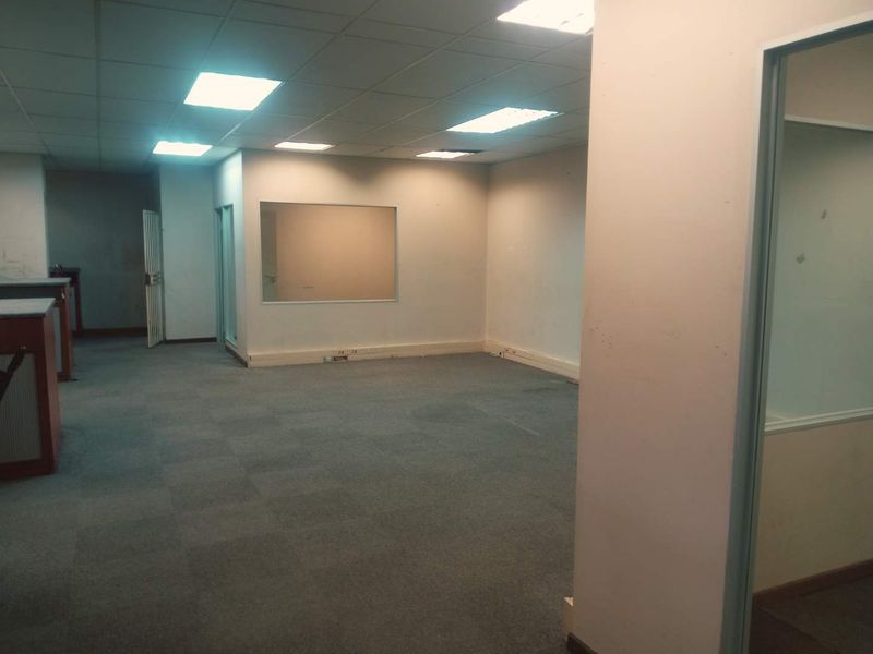 Prime 1,000 m2 Commercial Office Space To Let | Boksburg | Exceptional Business Address  Introduce your business to a prestigious, well-positioned - Photo 7