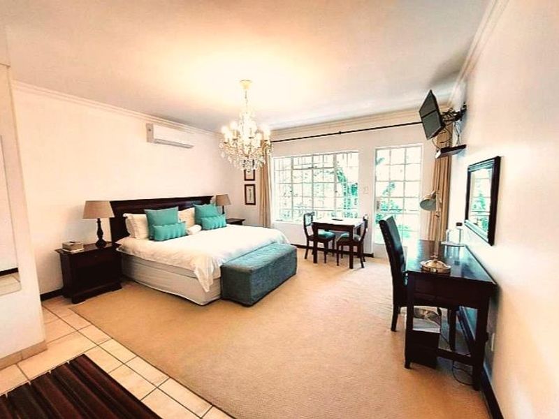Luxury Seven-Bedroom Apartment for Rent — Edenburg, Sandton Located in the heart of Edenburg, Sandton, this expansive seven-bedroom, seven-bathroom apartment - Photo 6