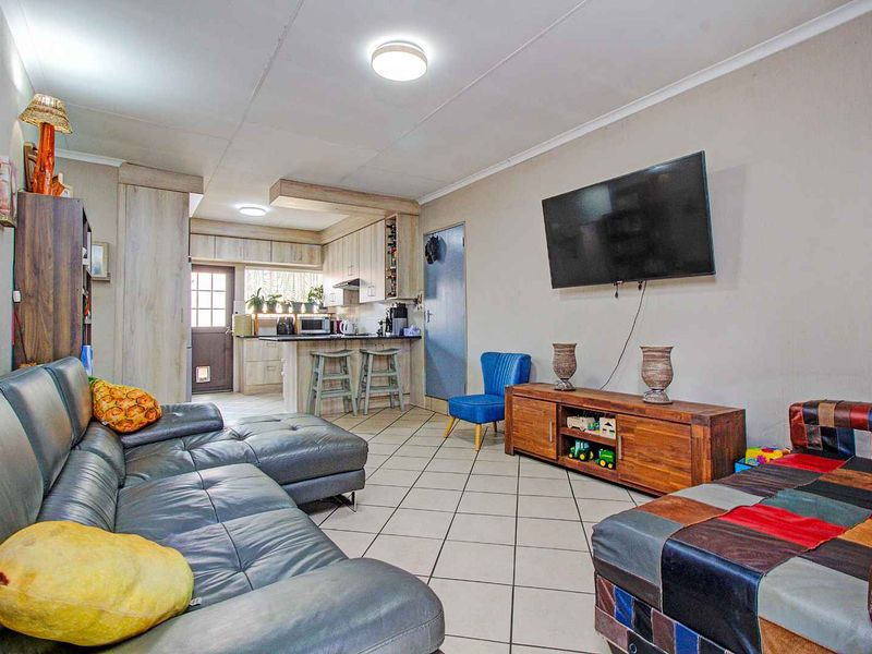 Modern Elegance Meets Comfort - Photo 3