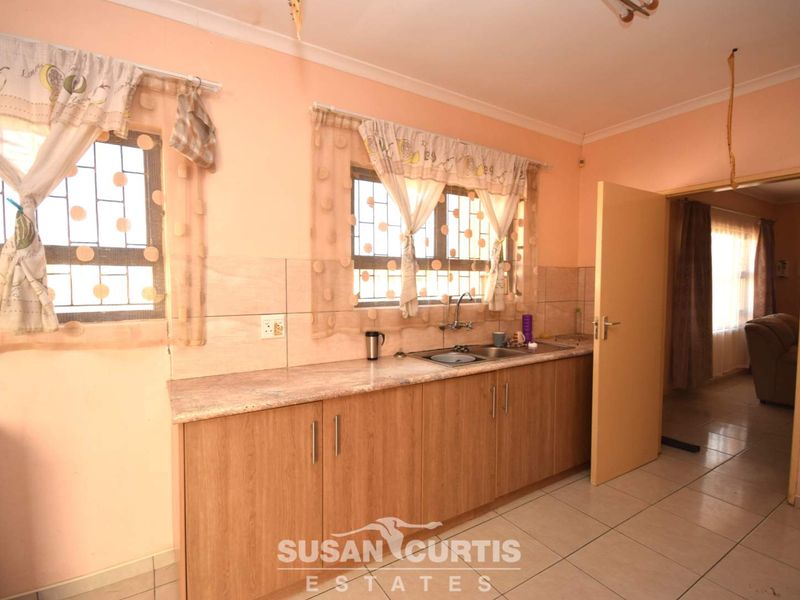 Live & Earn: 3-Bedroom House with Rental Flats! - Photo 5