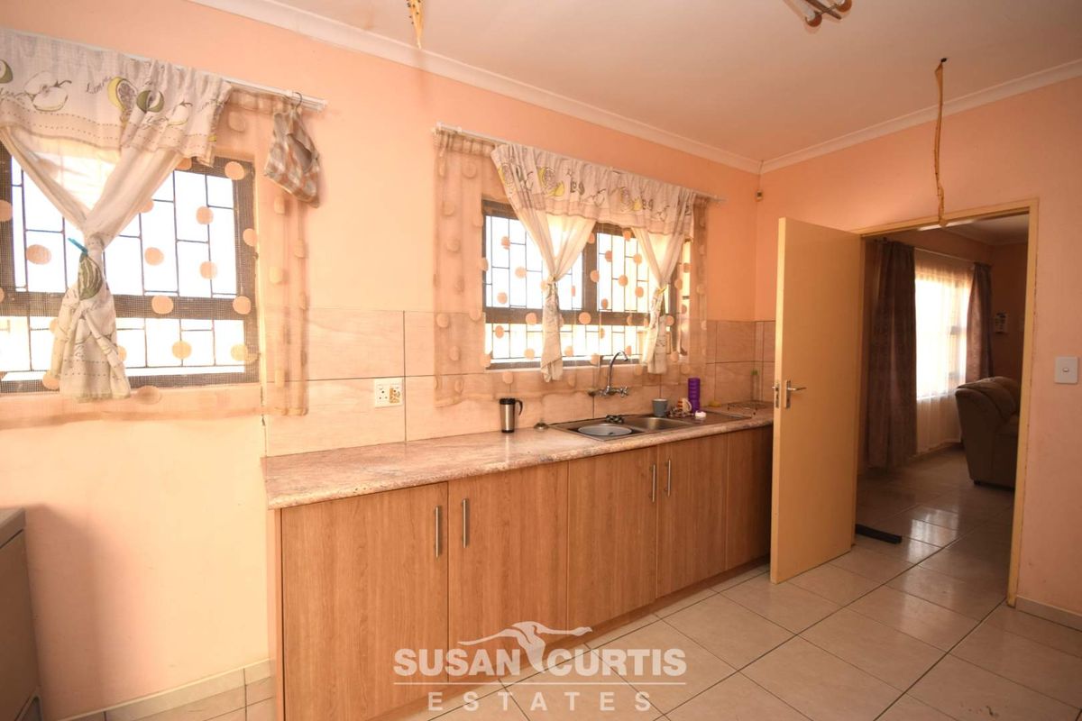 Live & Earn: 3-Bedroom House with Rental Flats! - Photo 5