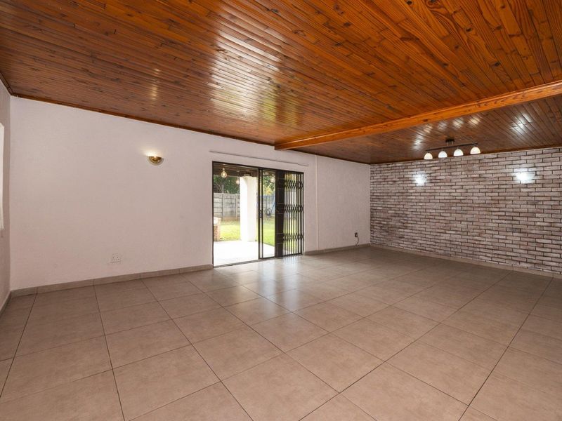 URGENT SALE.  Immaculate 3 bedroomed home with a exquisite spacious 2 bedroomed Flat/Second dwelling - Photo 4