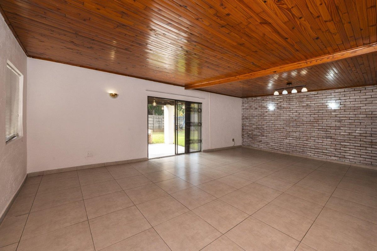 URGENT SALE.  Immaculate 3 bedroomed home with a exquisite spacious 2 bedroomed Flat/Second dwelling - Photo 4