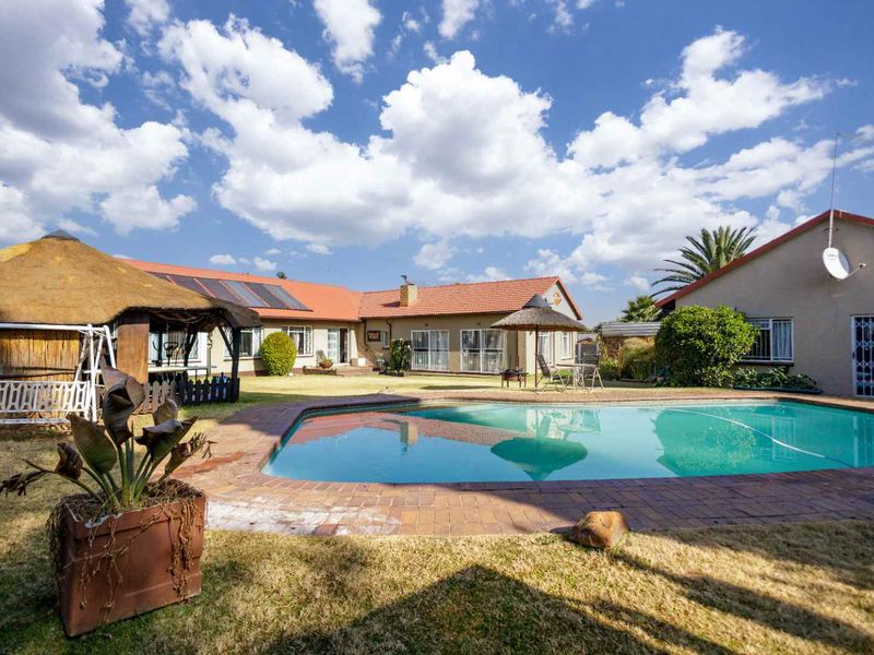 Exceptional Family Home with Outstanding Rental Potential – A Must View! - Photo 1