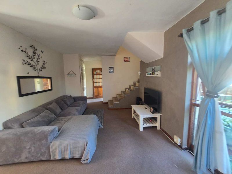 Spacious 3-Bedroom Duplex with Braai Patio & Pool Views | Belmore Park, Westering - Photo 6