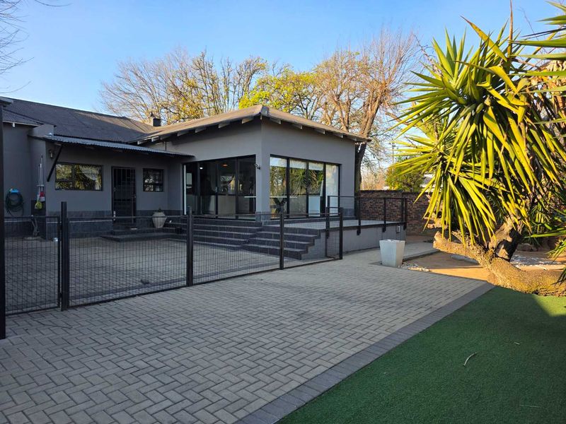 Spacious 4-Bedroom Home with Modern Comforts & Classic Charm - Photo 3