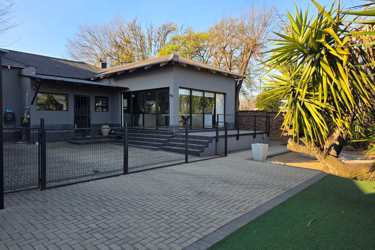 Spacious 4-Bedroom Home with Modern Comforts & Classic Charm - Photo 3