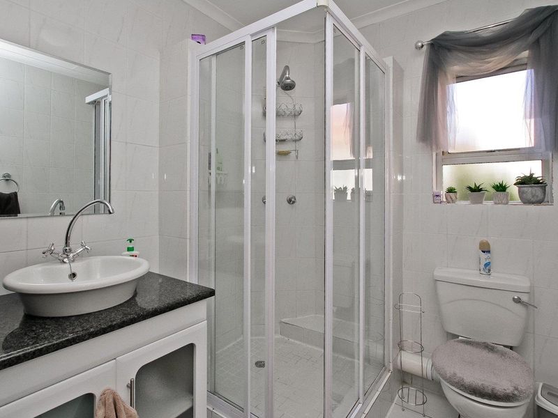 Neat Two Bedroom Apartment - Centrally Located! - Photo 8