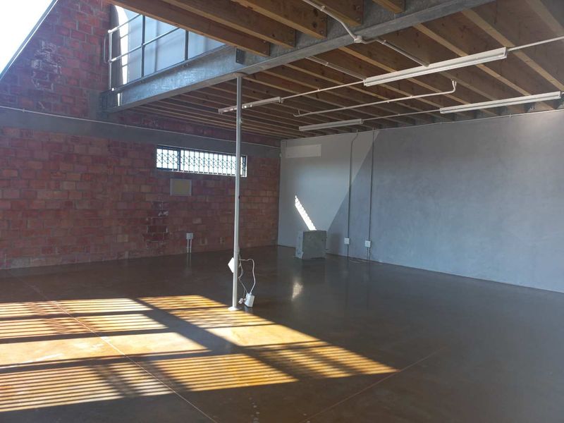 Warehouse or Mixed Use premises with mezzanine offices, available immediately! - Photo 5