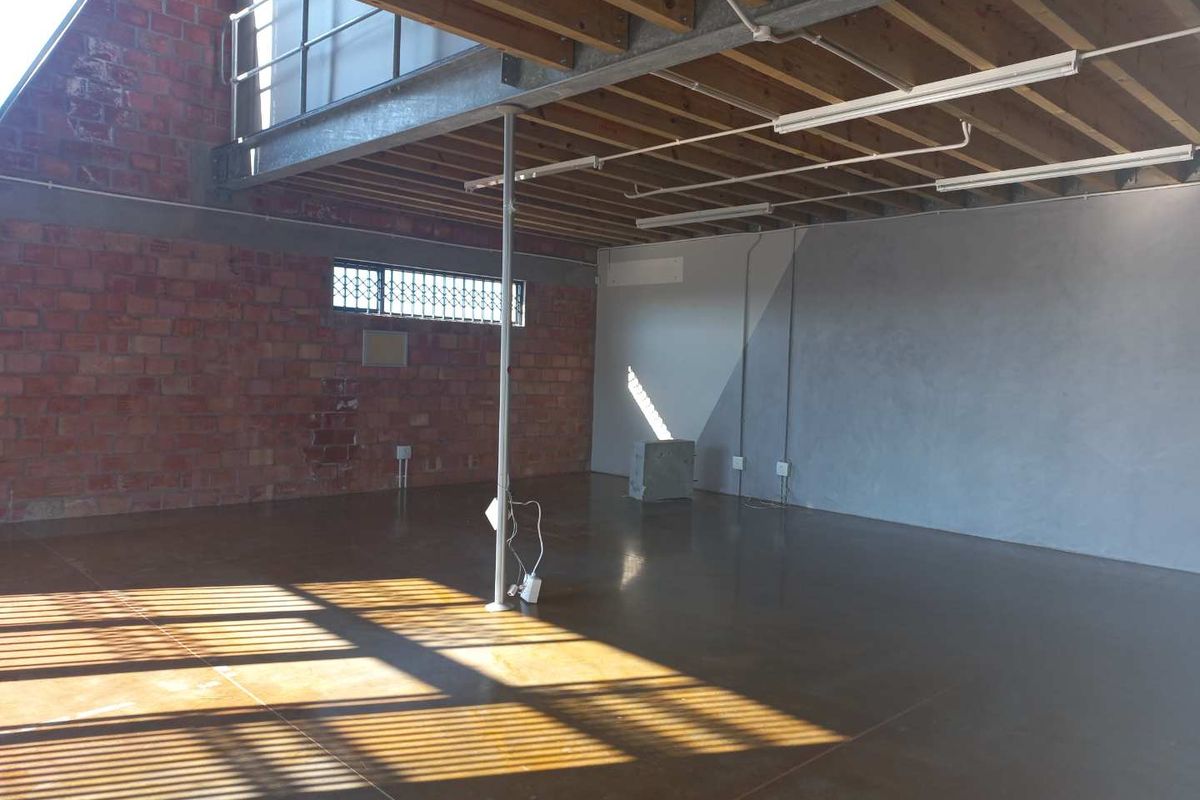 Warehouse or Mixed Use premises with mezzanine offices, available immediately! - Photo 5