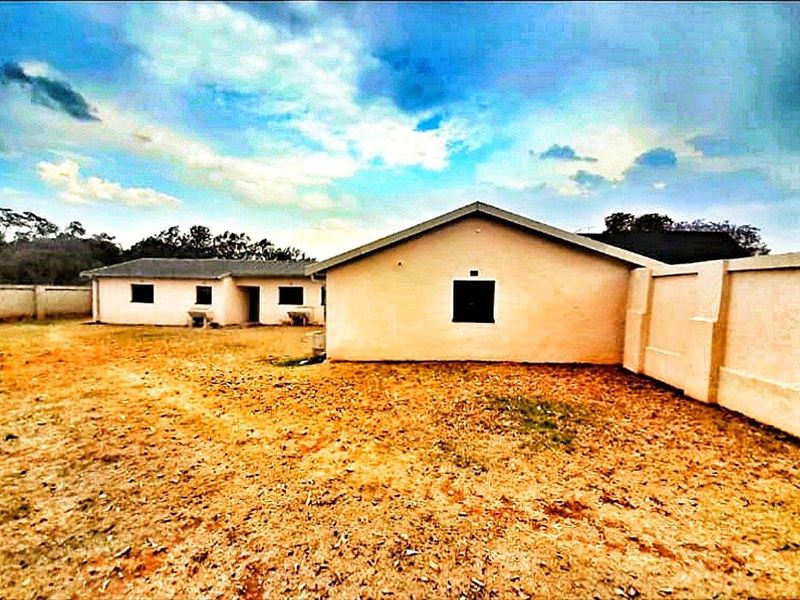 "An ideal home featuring a vast expanse of land of 2.5 Hectares" - Photo 3