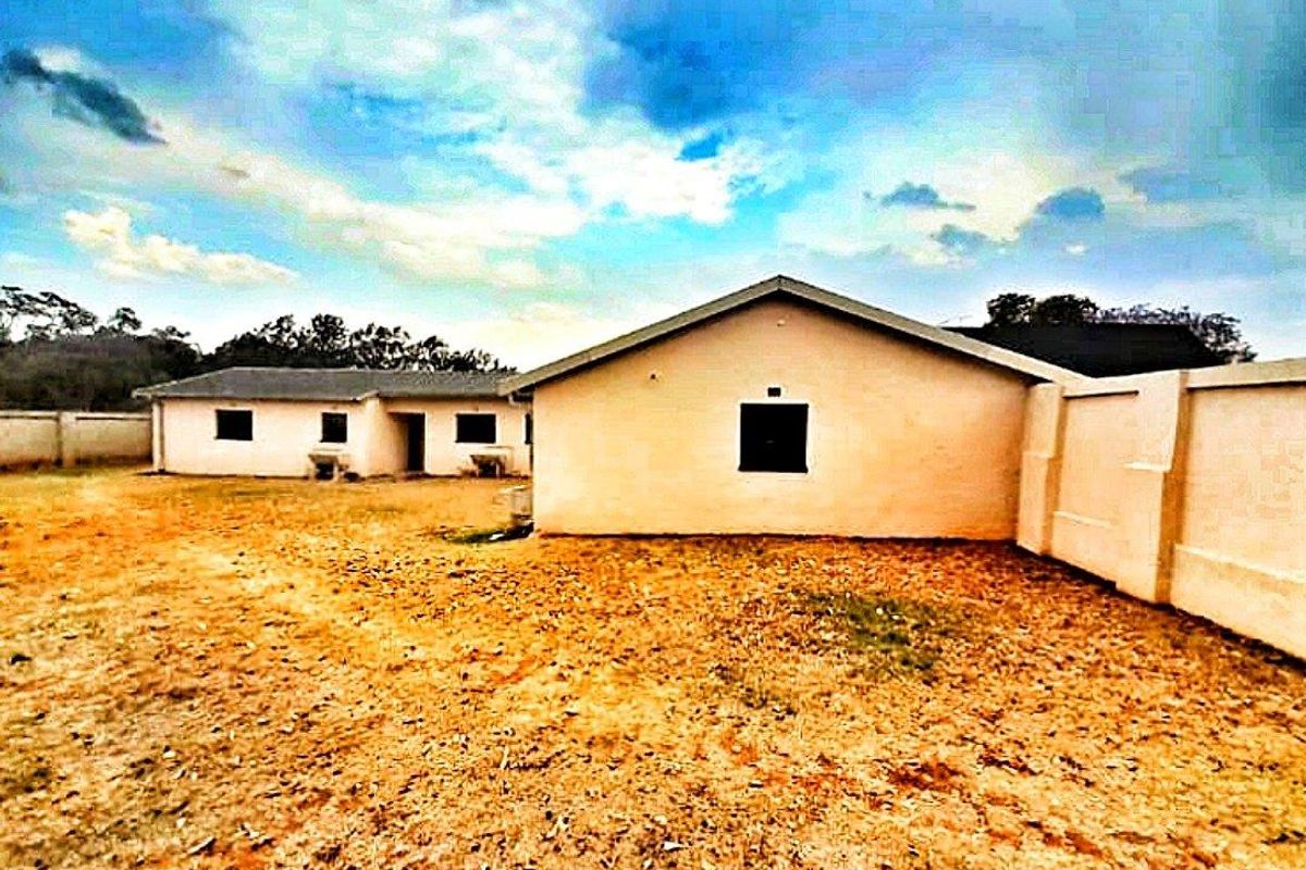 "An ideal home featuring a vast expanse of land of 2.5 Hectares" - Photo 3
