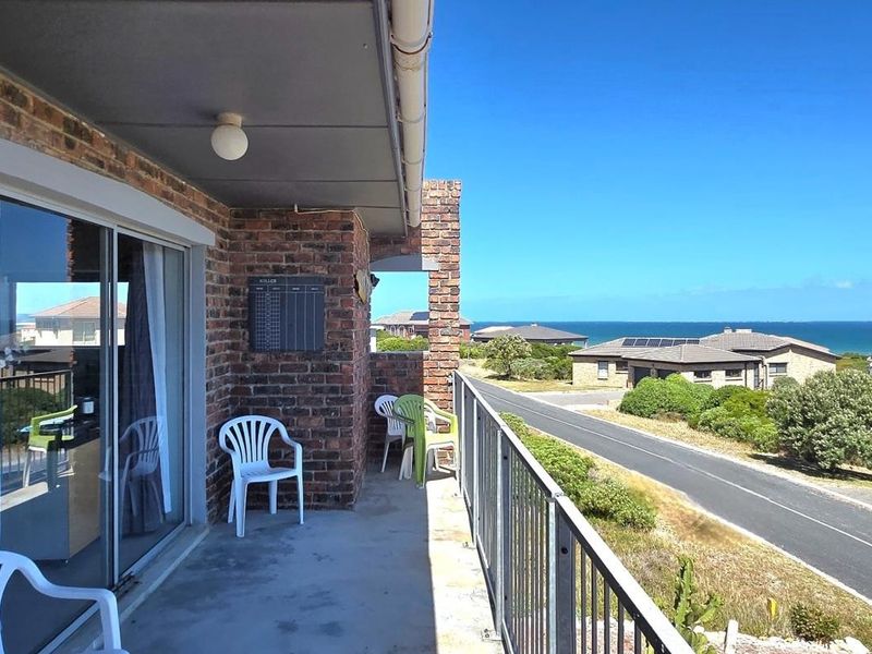 Spacious 5-Bedroom Family Home with Dual Living Options and Breath-taking Views – Klipfontein Estate, Kleinbaai - Photo 4