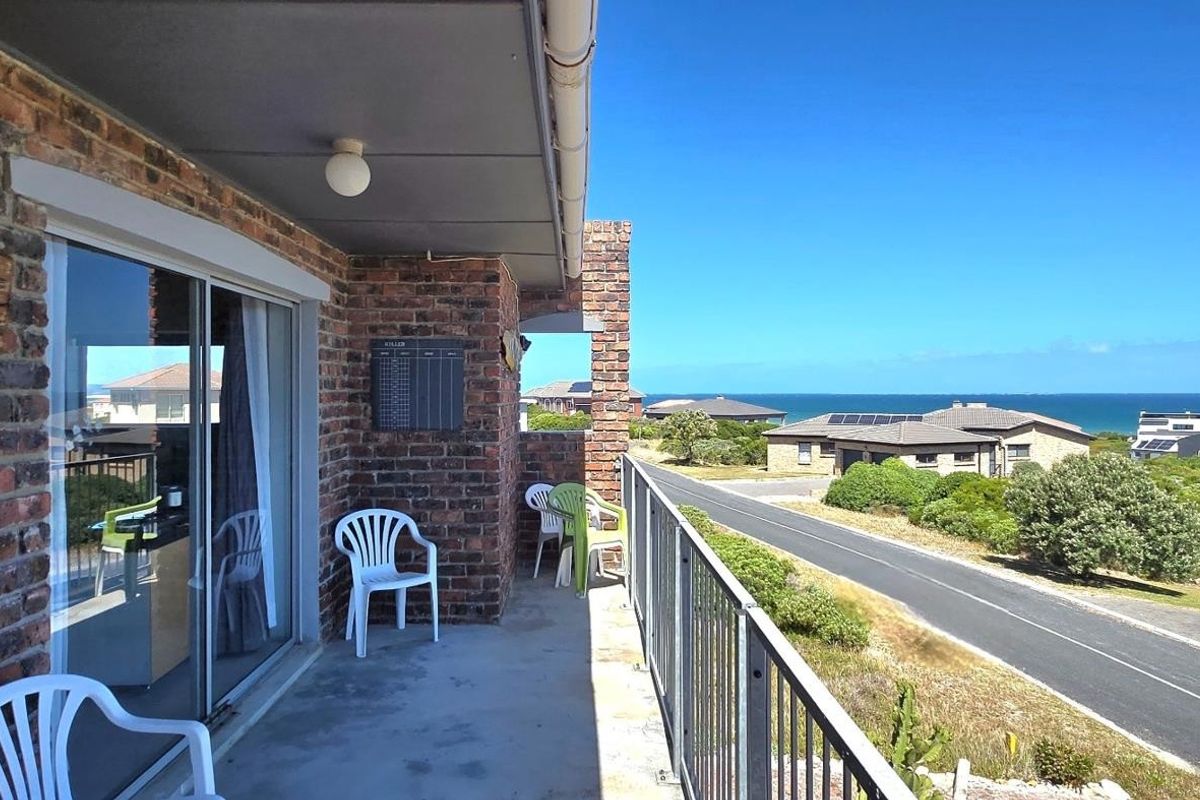 Spacious 5-Bedroom Family Home with Dual Living Options and Breath-taking Views – Klipfontein Estate, Kleinbaai - Photo 4