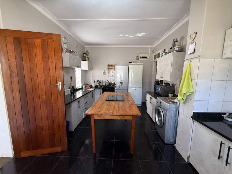 Three bedroom family home - Photo 9