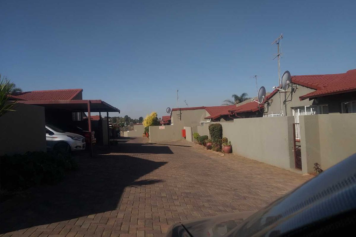 Well maintained 3 bedroom cluster home in sought after Complex For Sale! - Photo 5