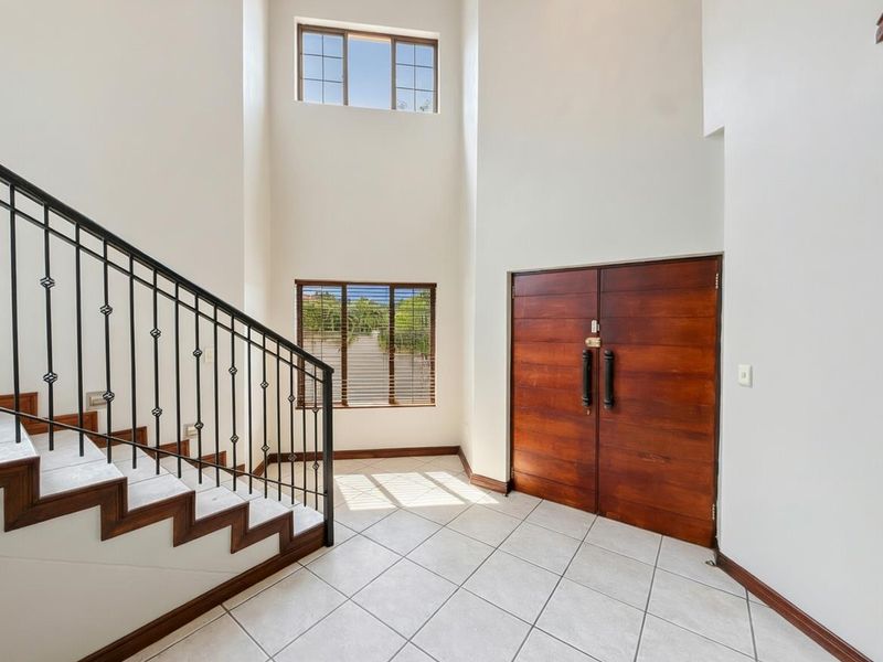 Waterkloof Golf Estate Gem – 4 Beds, Pool, Golf Course Views & Pure Elegance - Photo 6