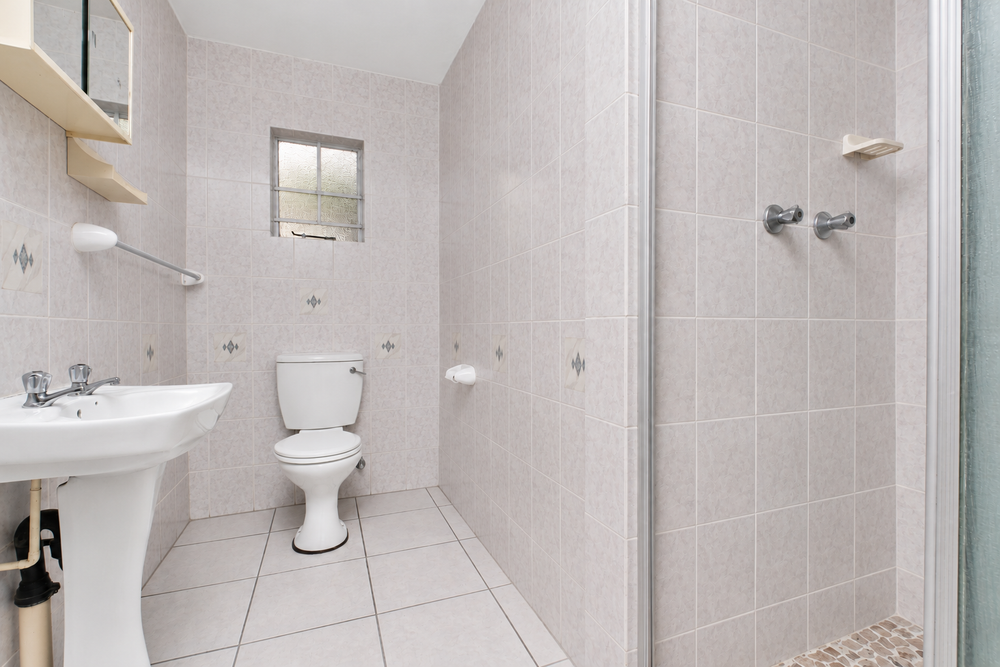 Guest bathroom with a shower