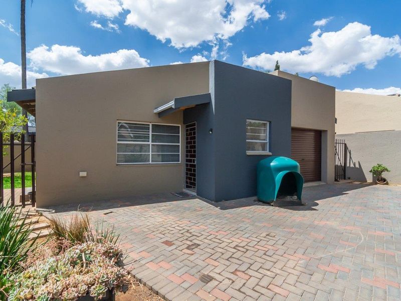 Spacious, Stylish, and Central: Your Greenhills Retreat - Photo 2