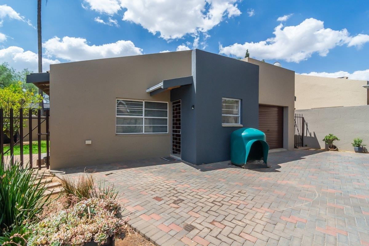 Spacious, Stylish, and Central: Your Greenhills Retreat - Photo 2