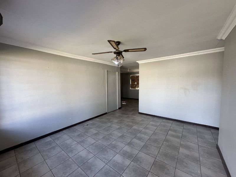 Versatile 4-Bedroom Home with Detached Suite: Ideal Investment, Rental Potential, or First-Time Buyer Gem! - Photo 6