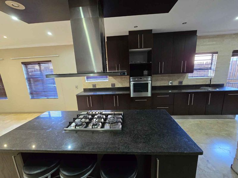 Eco-Friendly Luxury | Seamless Off-Grid Living with Solar, Inverter, & Backup Battery - Photo 4