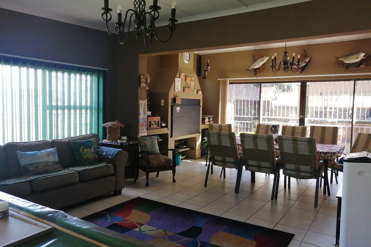 Spacious, well maintained home - Photo 5