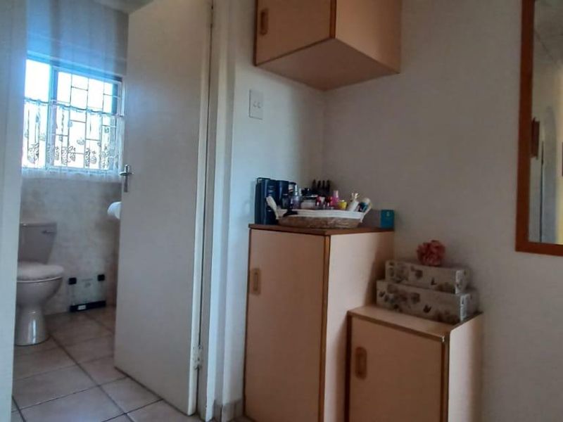 Comfortable Family Home with Pool in Veld En Vlei - Photo 9