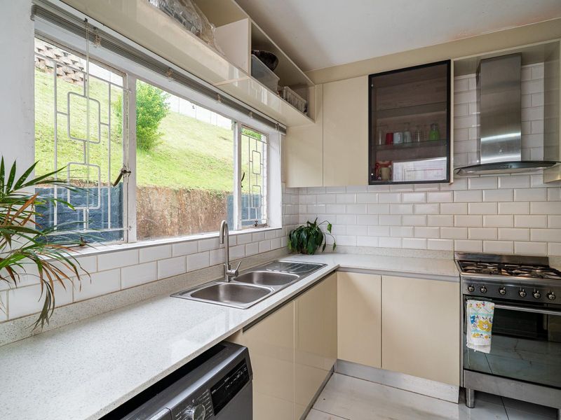 Beautiful 2-Bedroom Apartment With Garden Patio in Prime Hillcrest Location - Photo 2